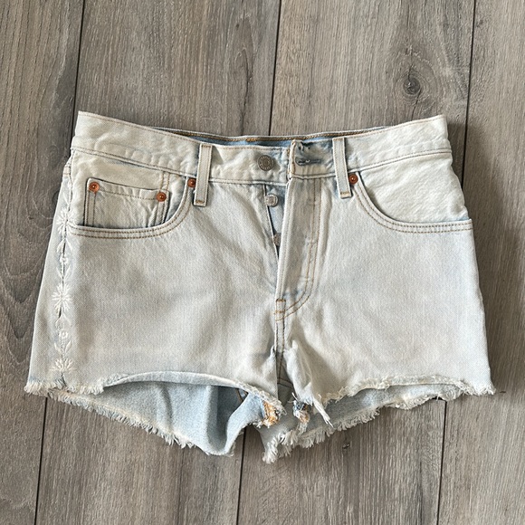 LEVI’S SHORTS - Picture 2 of 3